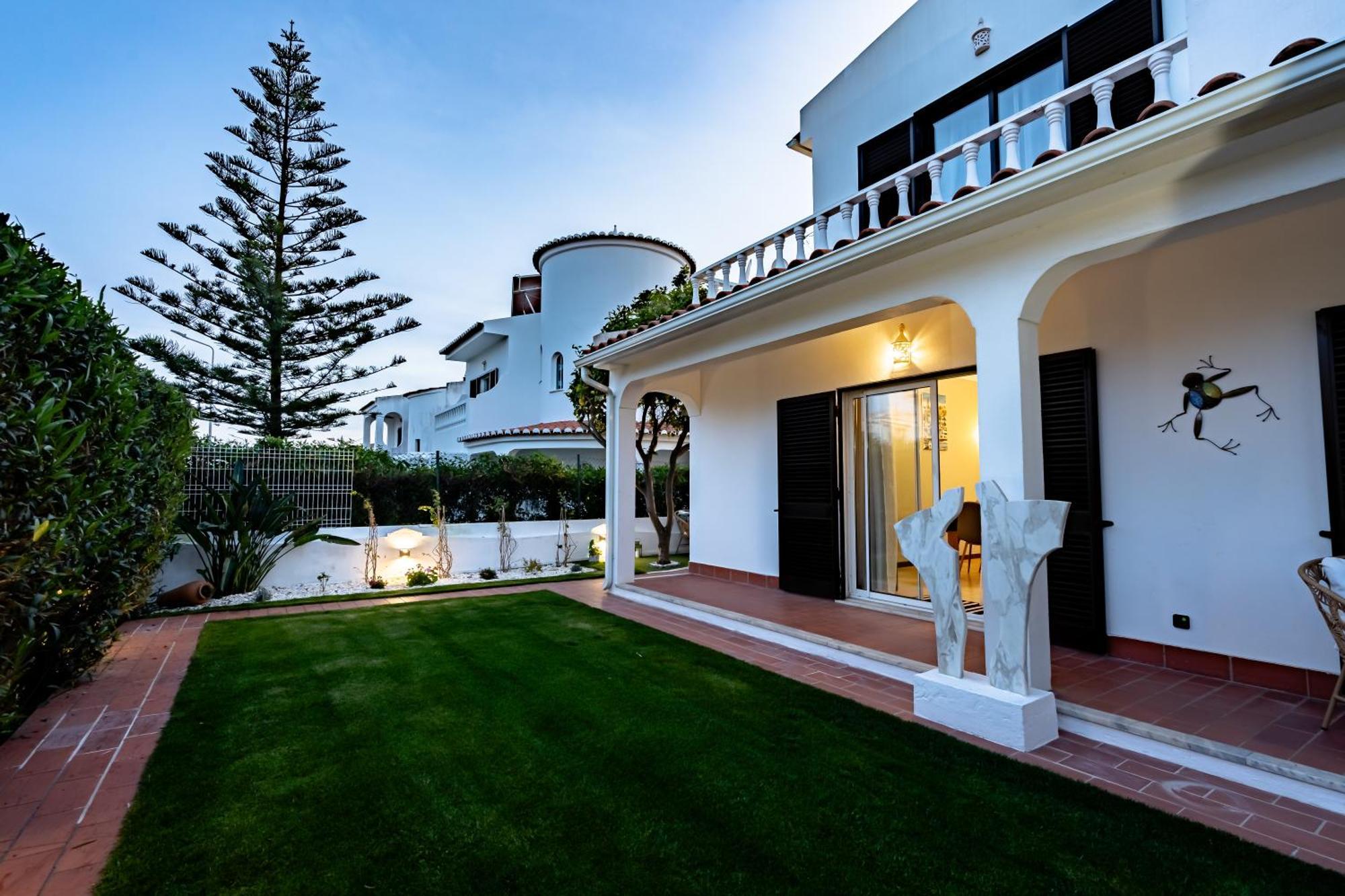 Leonie Villa Lagos