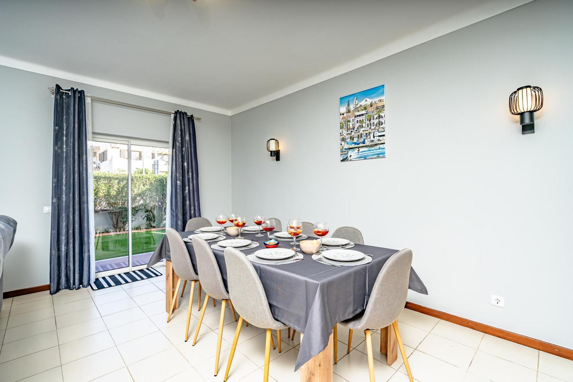 Leonie Villa Lagos